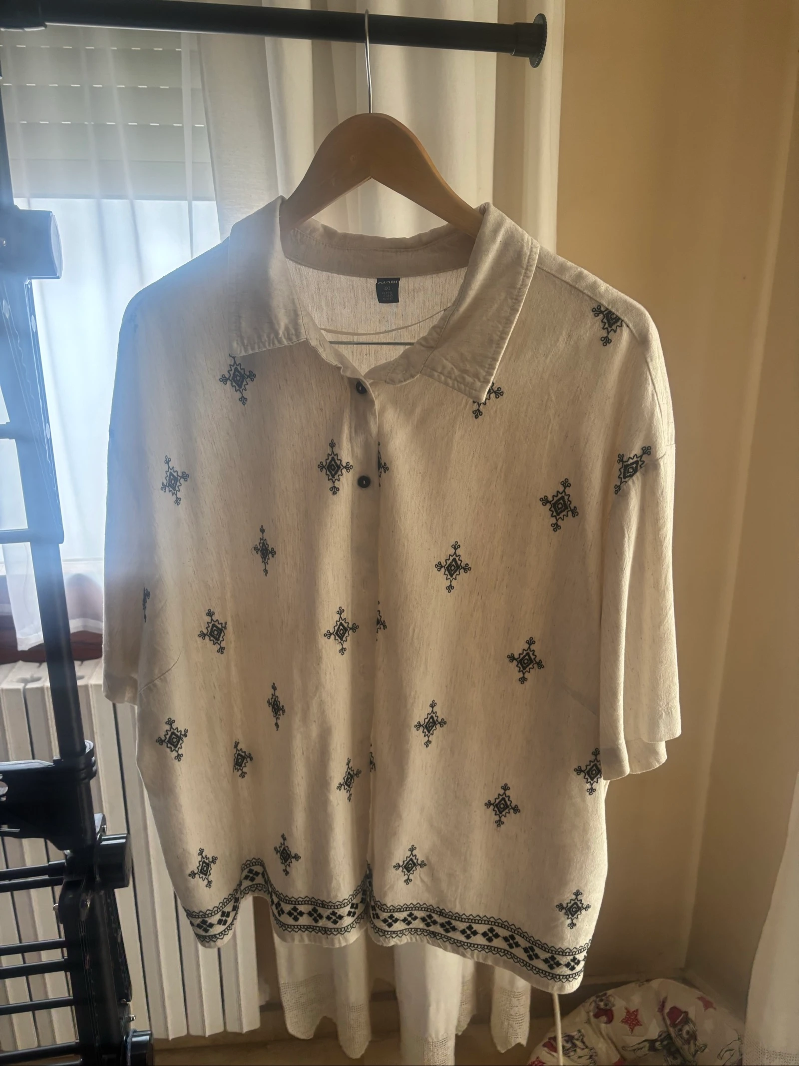 Camisa beige con decorados negros  – photo 4